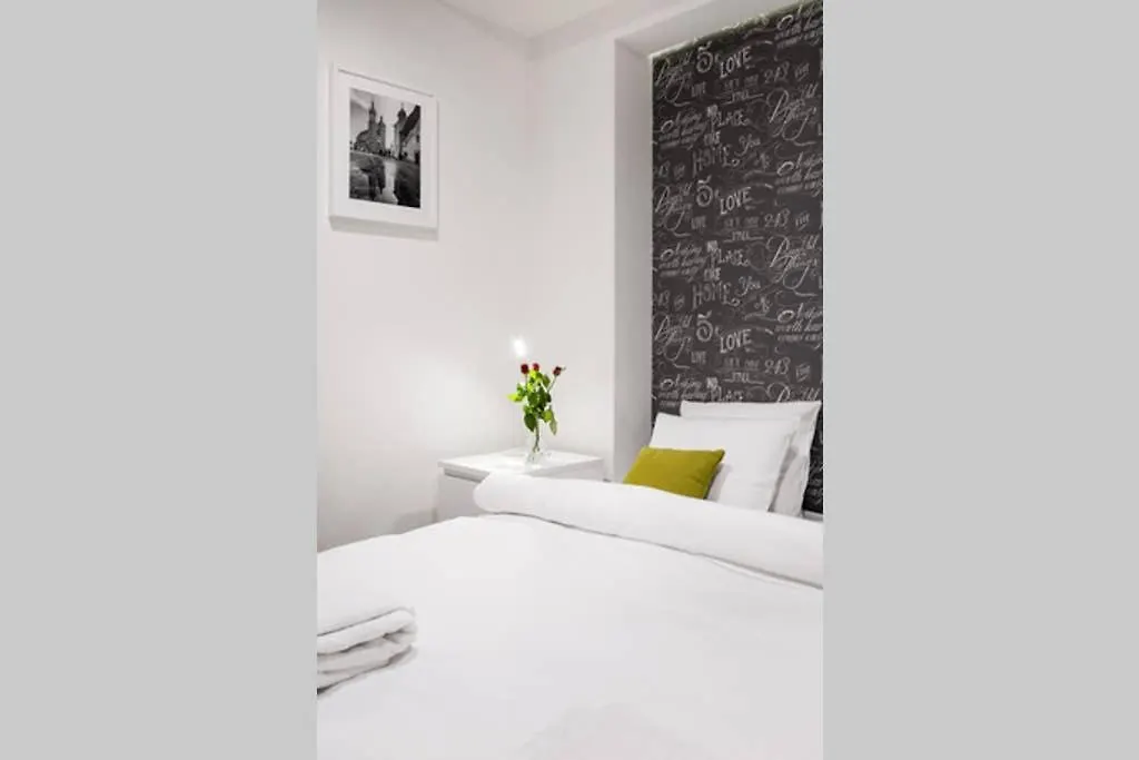 크라쿠프 Househost Apartament: Swietego Krzyza Street 아파트 0*,